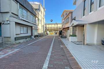 敷地北西側の前面道路（南西側から）