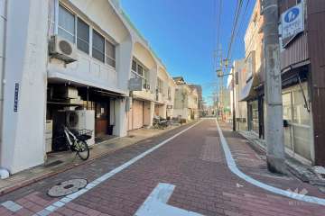 敷地の北西側前面道路（北東側から）