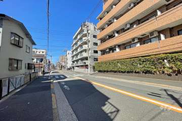 敷地南側の前面道路（東側から）