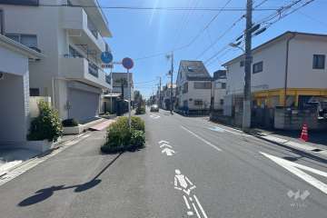 敷地南西側の前面道路（北西側から）