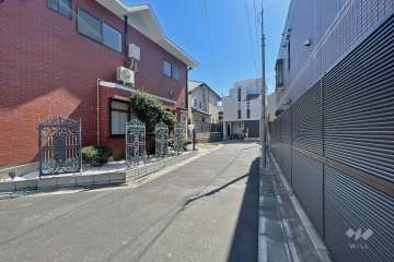 敷地東側の前面道路（北側から）