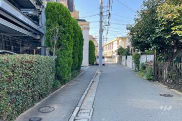 敷地北側の前面道路（東側から）