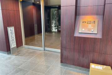 エントランスはオートロック付きです。