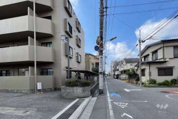 敷地の北西側前面道路（北東側から）