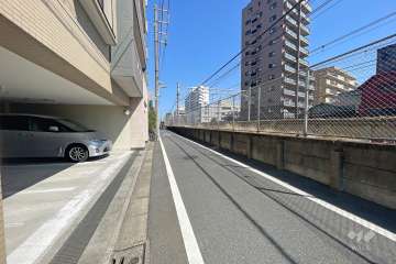 敷地南東側の前面道路（南西側から）