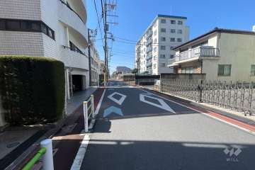 敷地北西側の前面道路（北東側から）