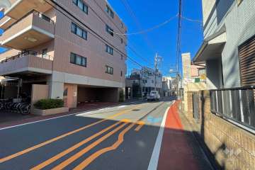 敷地北東側の前面道路（南東側から）