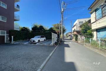 敷地の北側前面道路（東側から）