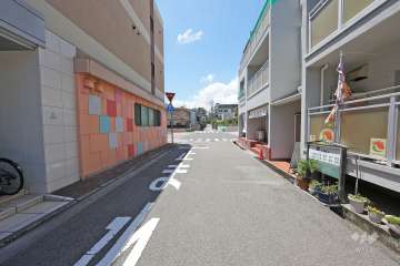 敷地南側の前面道路（東側から）