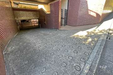 地階にある駐車場へのアプローチ