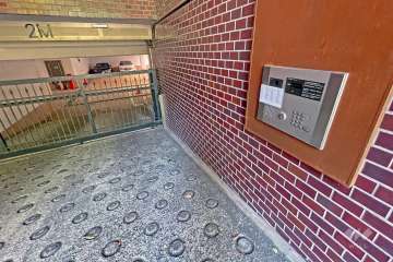 駐車場前にあるオートロック