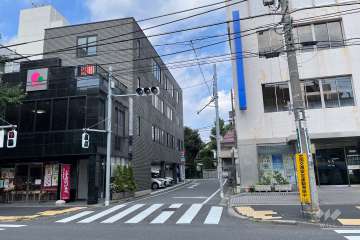 敷地の南西側前面道路（南東側から）