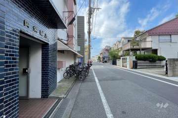 敷地の北西側前面道路（北東側から）