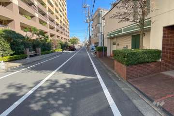 敷地北側の前面道路（西側から）