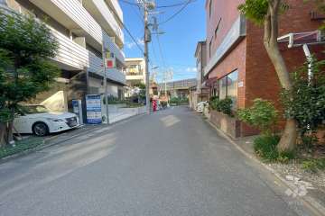 敷地南側の前面道路（西側から）