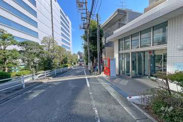 敷地北側の前面道路（西側から）