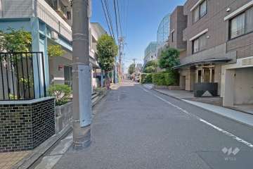 敷地東側の前面道路（南側から）