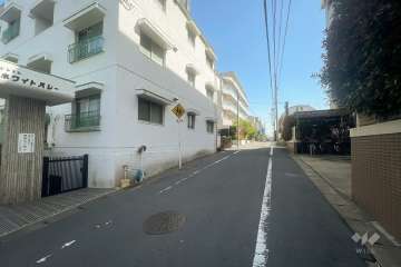 敷地西側の前面道路（北側から）