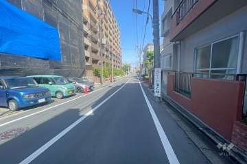 敷地北側の前面道路（西側から）