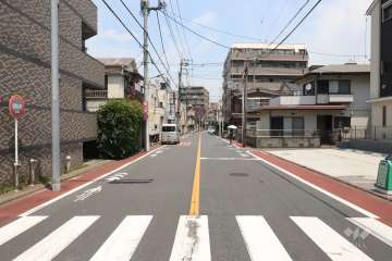 敷地東側の前面道路（南側から）