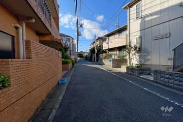 敷地北側の前面道路（東側から）