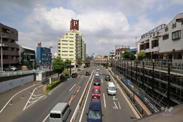 敷地北東側の前面道路(南東側から)