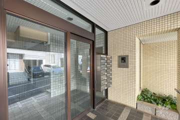 エントランスはオートロック付きです。　