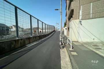 敷地南側の前面道路（東側から）