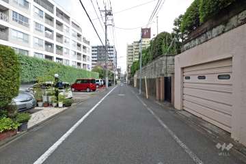 敷地東側の前面道路(南側から)