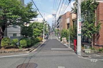 敷地北側の前面道路(東側から)
