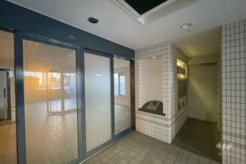 エントランスはオートロック付きです。