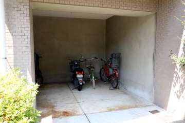 屋内に設けられたバイク置き場