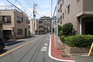 敷地西側の前面道路(南側から)