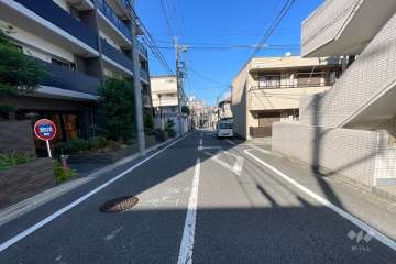 敷地東側の前面道路（南側から）