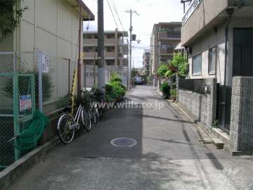 マンションの前面道路。この道の右奥にクレセール門戸はあります。