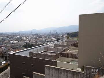 各住戸のルーフバルコニー。高台にあり、上階からは眺望がとれます。