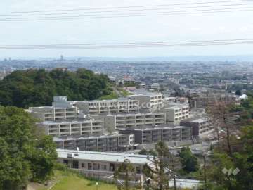 クレール宝塚ベルエールの全景。周囲を緑に囲まれた高台にあります。