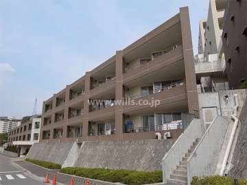 建物は雁行設計。外壁はタイル貼りです。