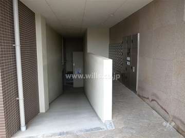 宅配ボックスと駐輪場へのアプローチ