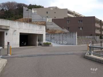 駐車場の入り口にはロボットゲートが設置されています。