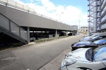 敷地北側にある駐車場棟