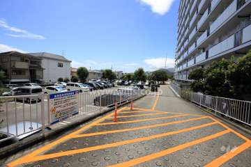 敷地南側にある敷地内駐車場（屋外平面式）