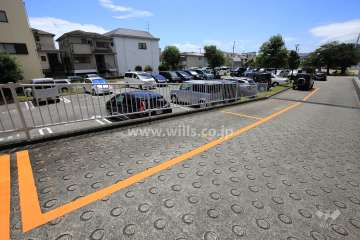 来客用駐車場（5区画あり、1区画は軽自動車用です。）