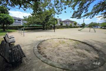 『高松第2公園』には遊具の他、ベンチも設置されています。