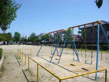 敷地の南側は公園に隣接しています。