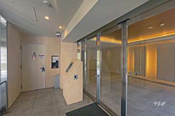 エントランスはオートロック付きです。