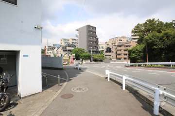 敷地北側の前面道路(東側から)