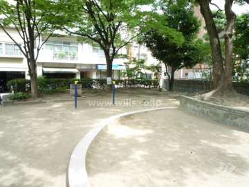 マンション西側に公園があります。