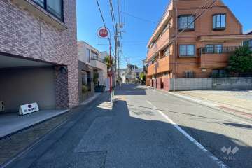 敷地北側の前面道路（東側から）