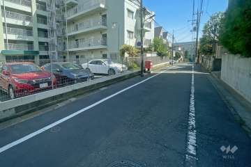 敷地西側の前面道路（北側から）